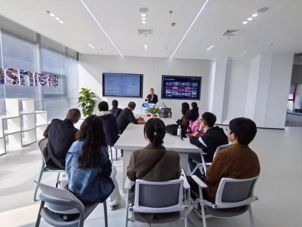 “人工智能赋能外语教师数字素养”产教融合赋能访谈交流活动圆满结束